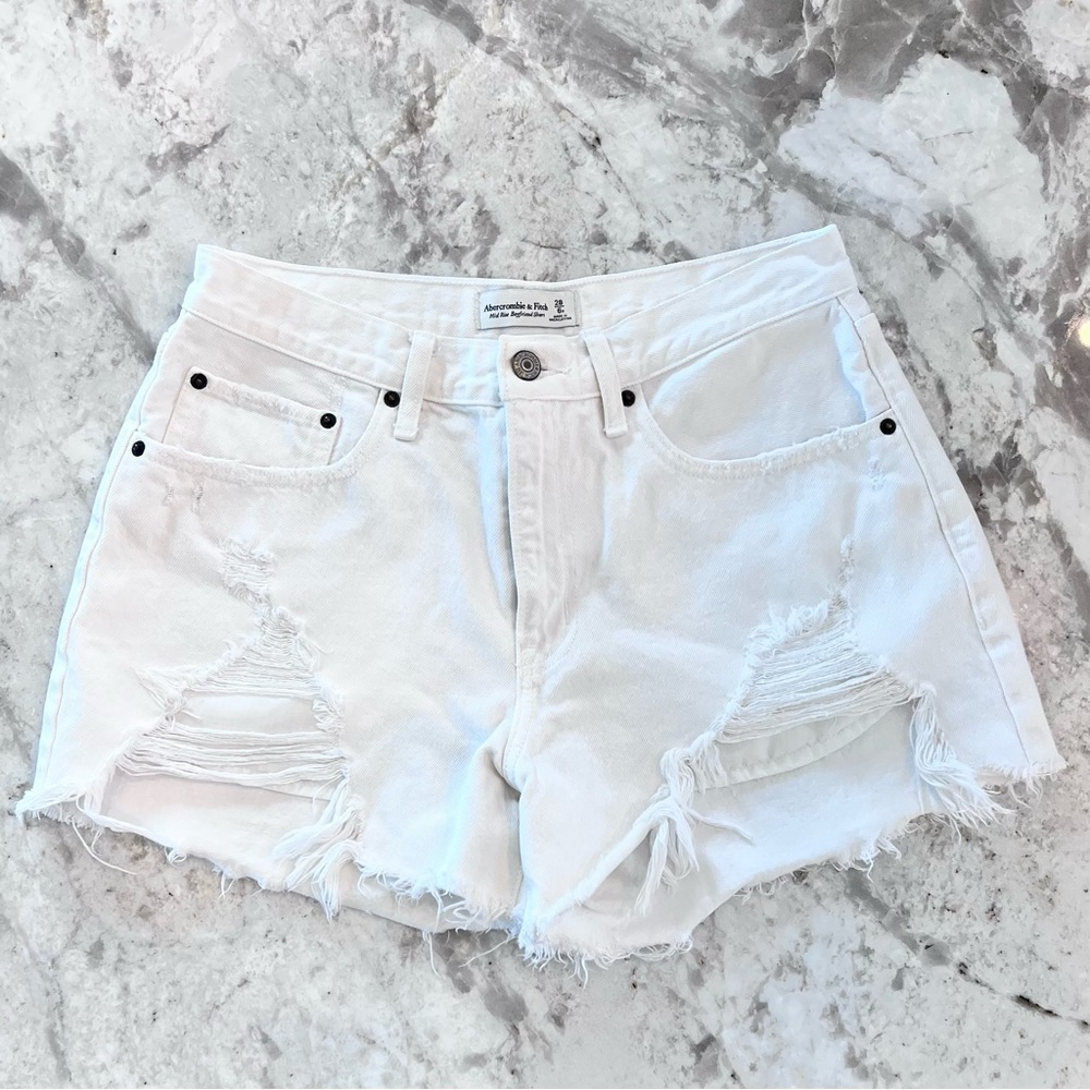 Abercrombie & Fitch Curve Love “High Rise Mom Short - size 28 in White.